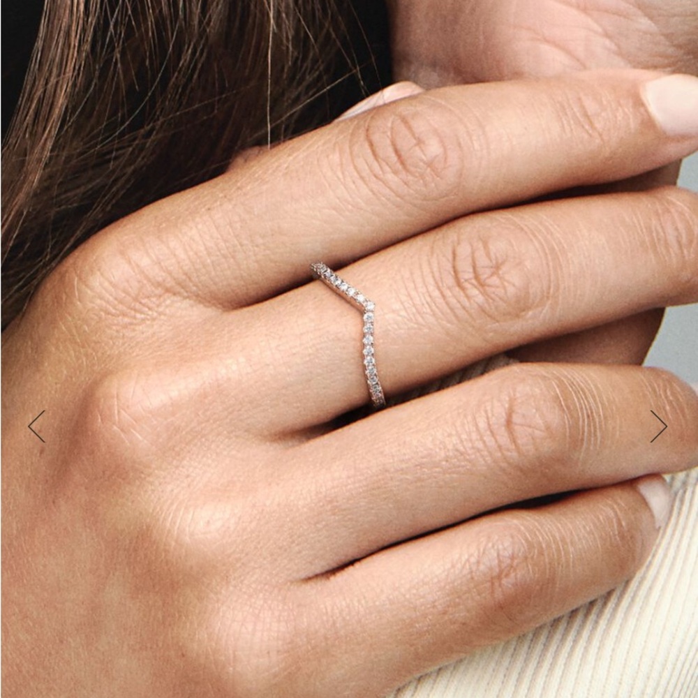 Pandora Sparkling Wishbone Ring
14k Rose gold-plated